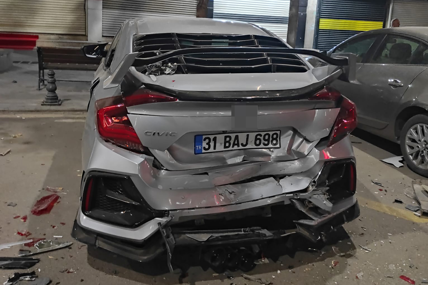 Batman'da otomobil park halindeki 3 araca çarptı