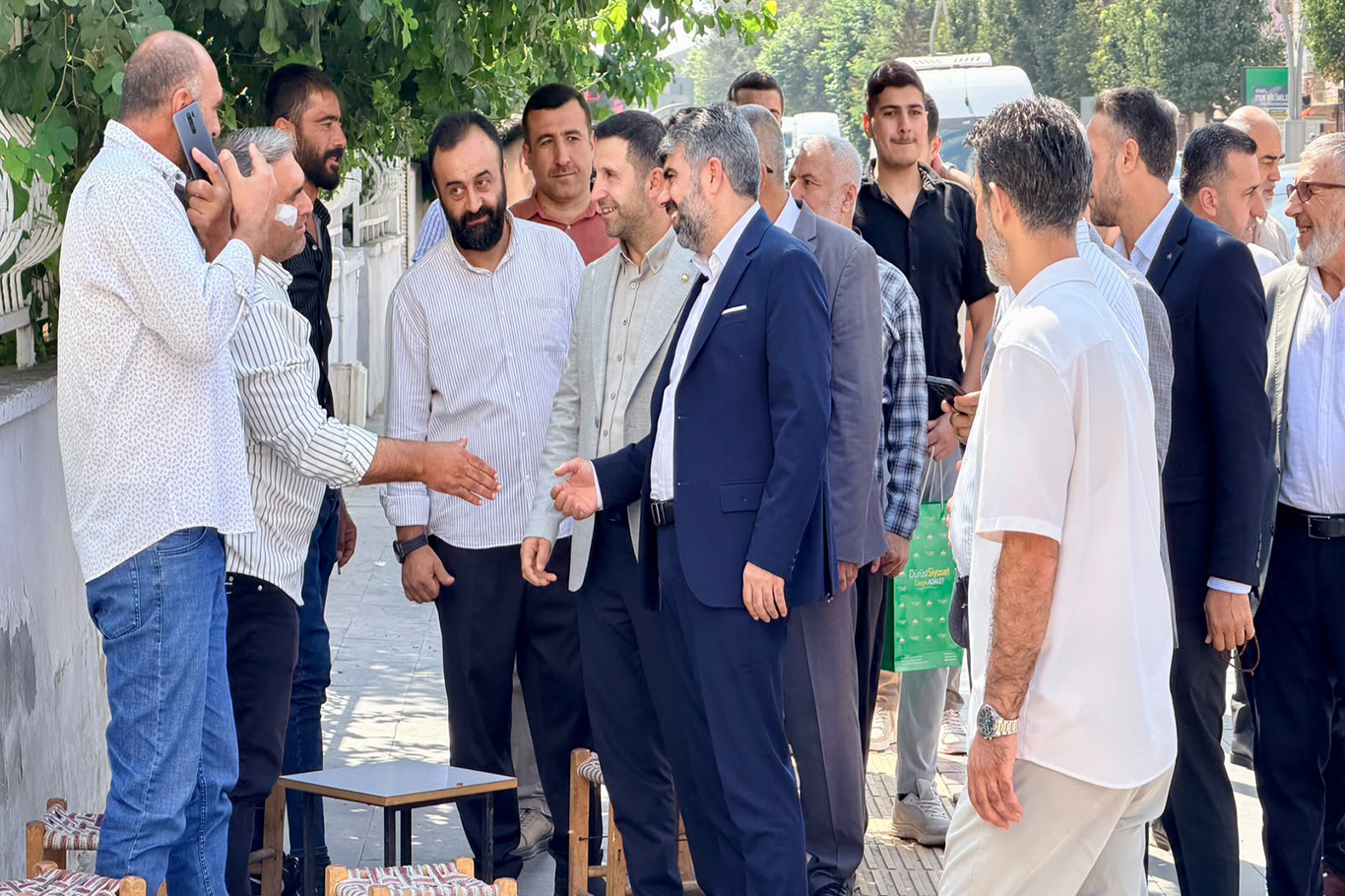 HÜDA PAR Milletvekili Dinç, Bismil’de vatandaşların sorun ve taleplerini dinledi