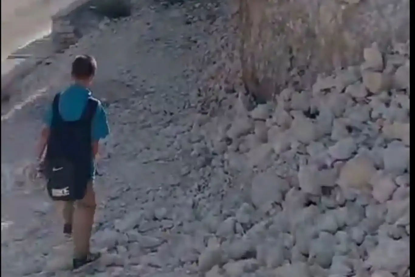 Şanlıurfa'da öğrencilerin zorlu okul yolu: "Bir merdiven yapılması çok mu zor?"