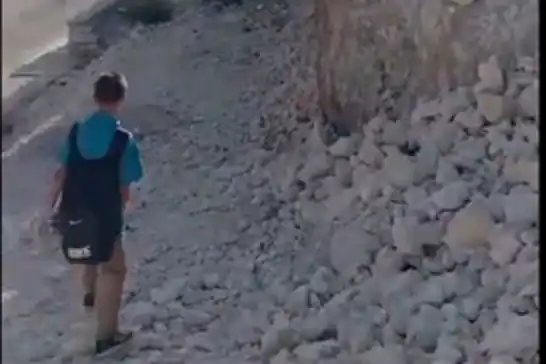 Şanlıurfa'da öğrencilerin zorlu okul yolu: "Bir merdiven yapılması çok mu zor?"