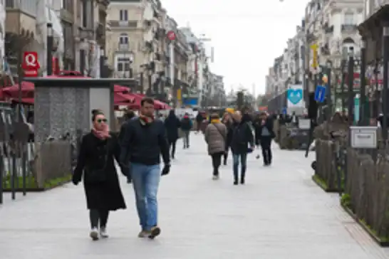 Brüksel, şehir merkezinde halka açık yerlerde alkol tüketimi yasağını 4yıl daha uzattı