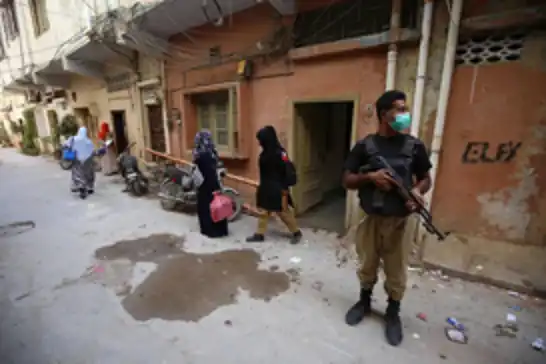 Pakistan'da çocuk felci aşılama ekibini koruyan polise saldırı: 2 ölü