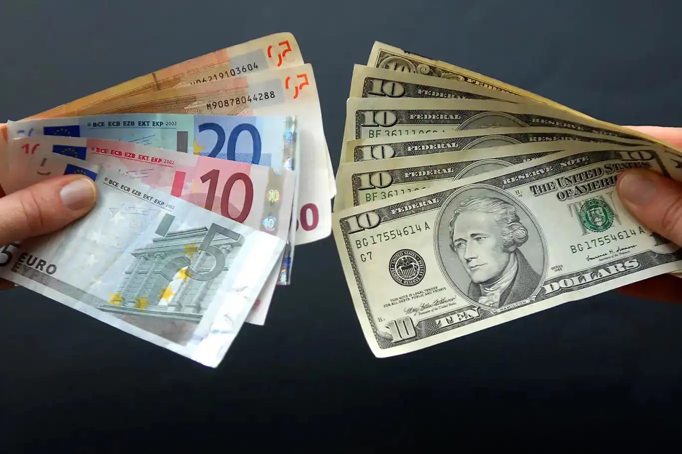 Döviz kurları güne yatay seyirle başladı