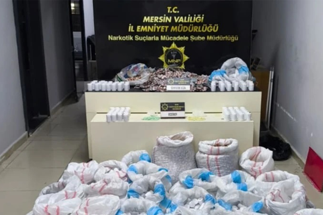 Mersin’de minibüsten 256 bin 900 sentetik ecza hapı çıktı: 2 tutuklama