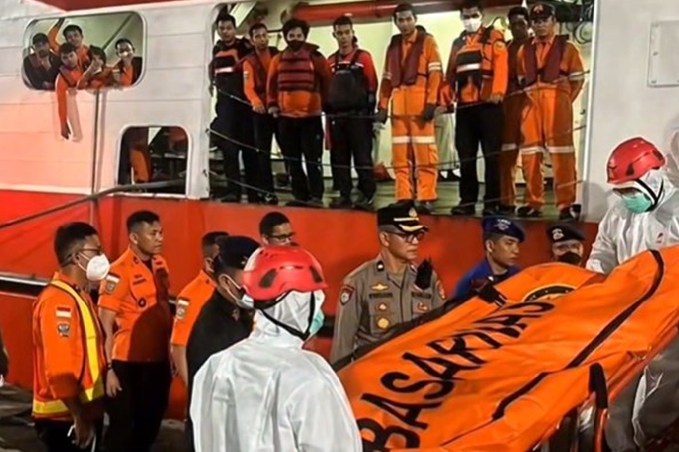 Endonezya'da batan gemideki ölü sayısı 28'e yükseldi, 107 kişi kayıp