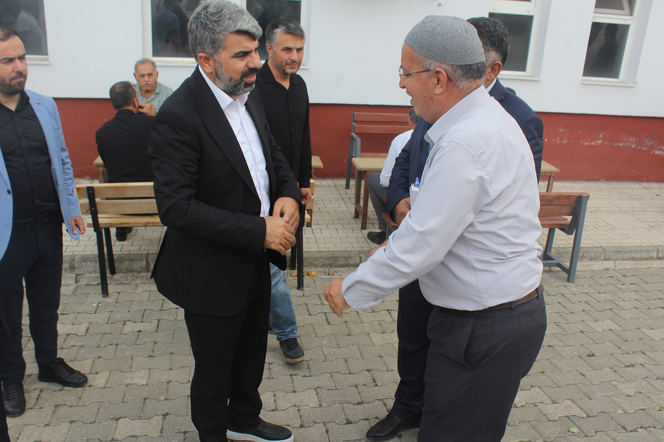 HÜDA PAR'dan Karakoçan’da Seyda Şeyh Ubeydullah El-Kavumani’ye ziyaret