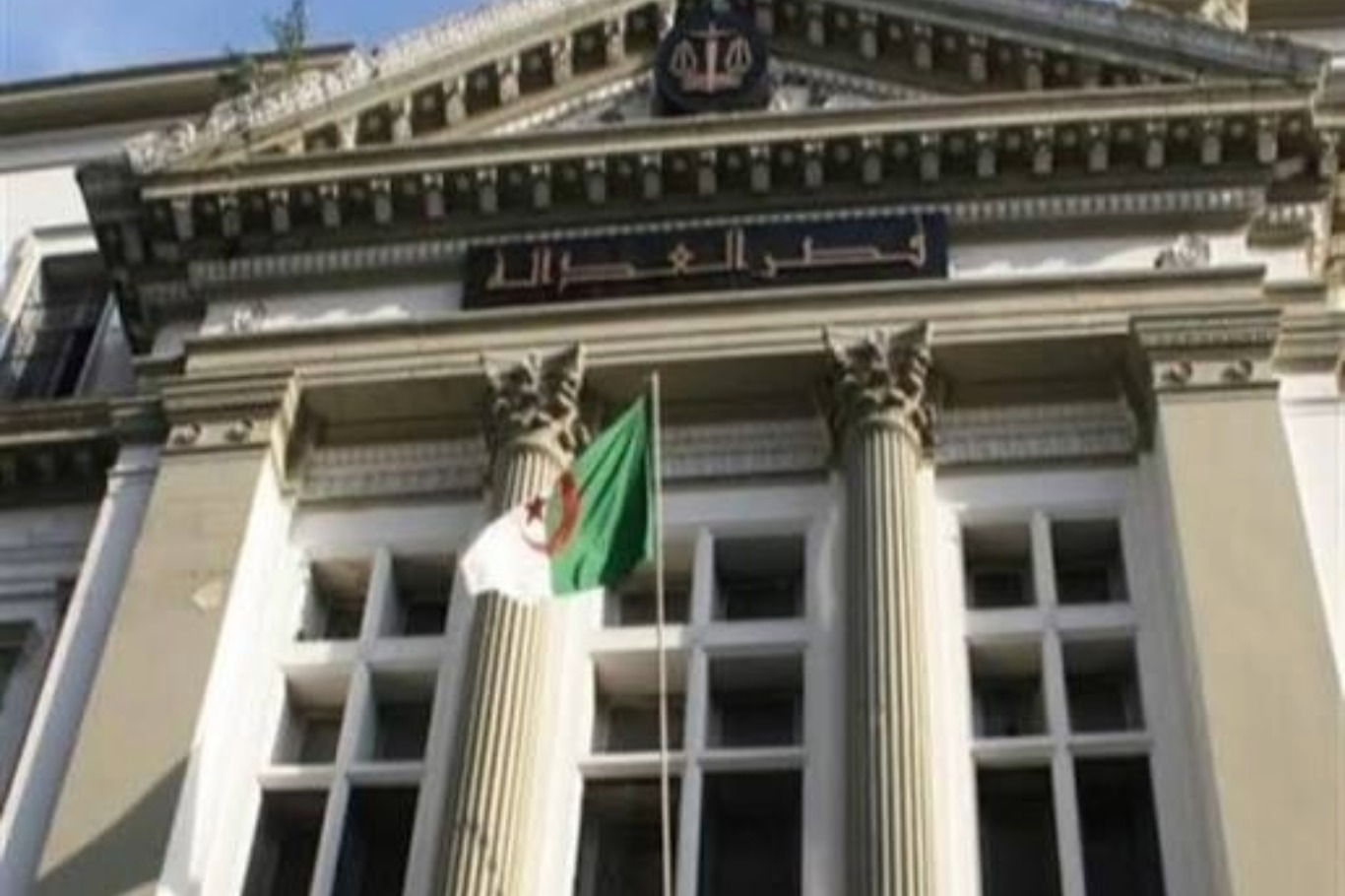 الجزائر.. محاكمة وزير سابق ومسؤولين في قضية تبديد 600 مليار