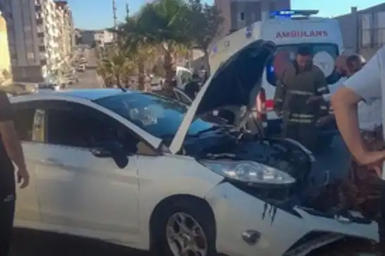 İzmir'de kontrolden çıkan otomobil ağaca çarptı