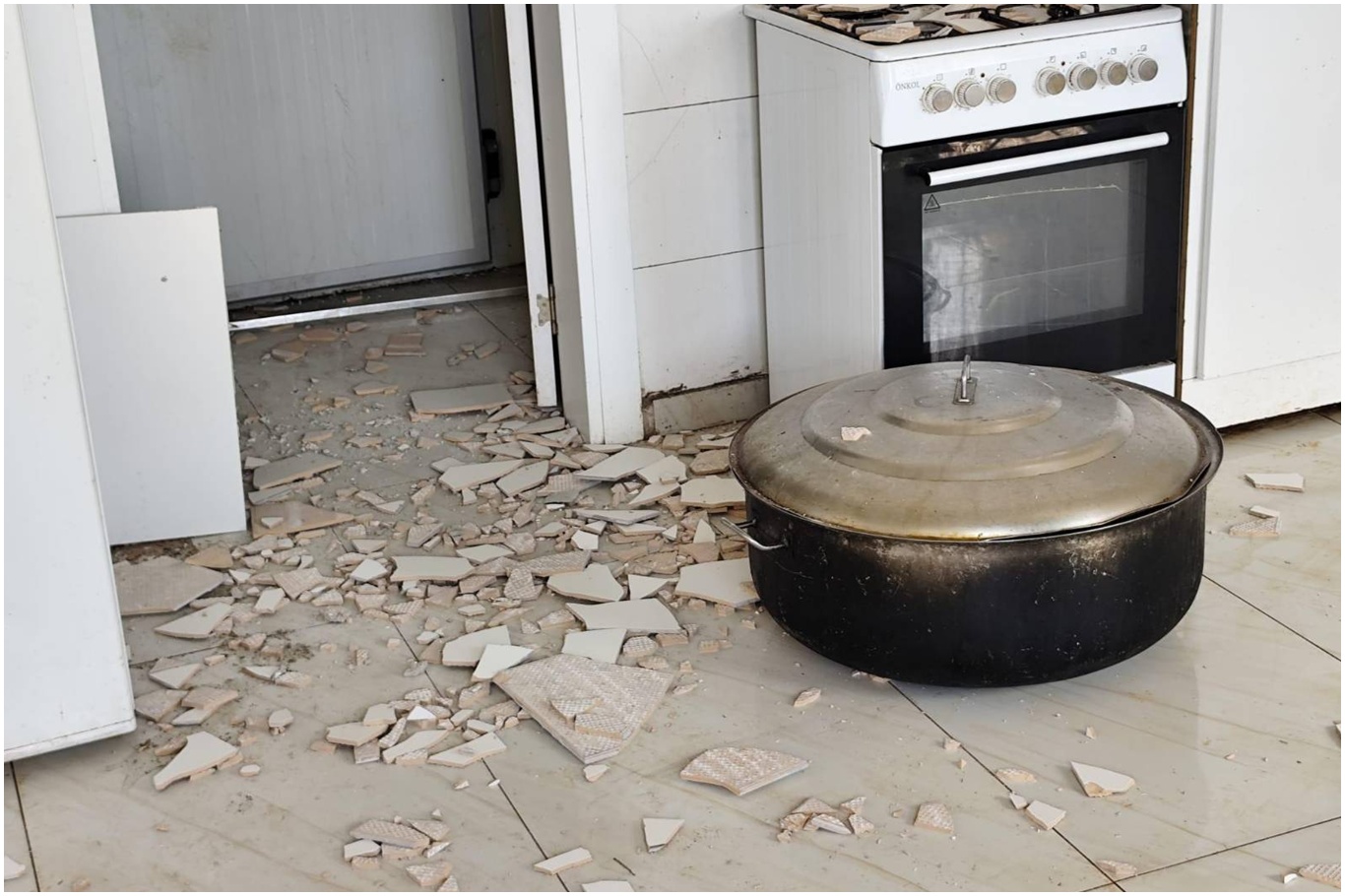 Şanlıurfa'daki deprem bazı yapılarda hasar oluşturdu