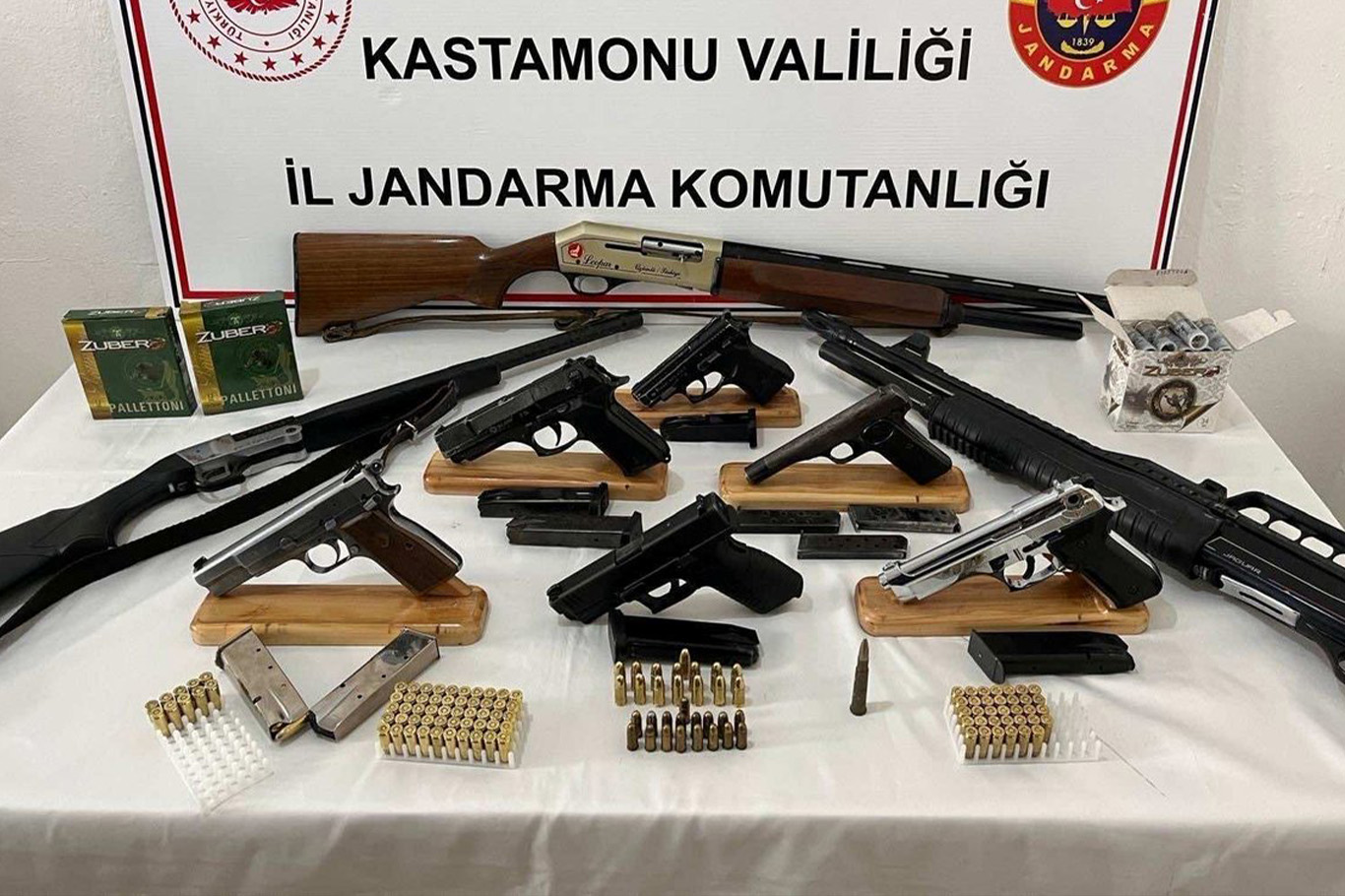 Kastamonu’da 3 şüphelinin adreslerinde ruhsatsız silahlar ele geçirildi