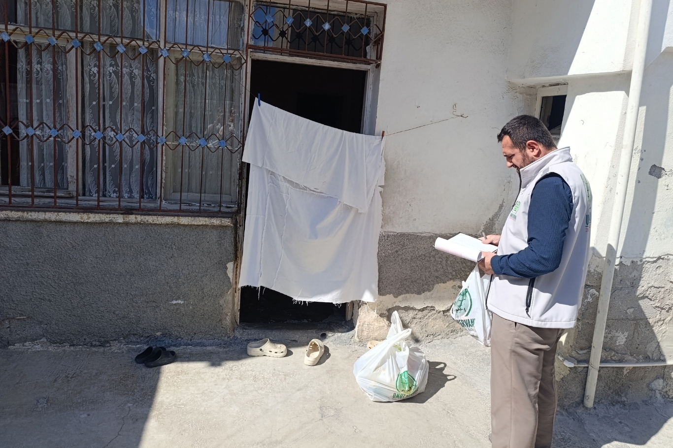 Mersin'de ihtiyaç sahibi ailelere gıda desteği