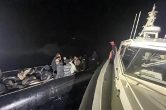 İzmir açıklarında 56 düzensiz göçmen yakalandı