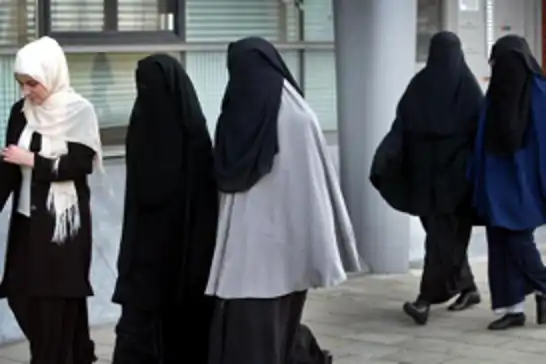 İtalya'da burka ve peçeye yasak: "Özgürlük" söylemi kimleri kapsıyor?