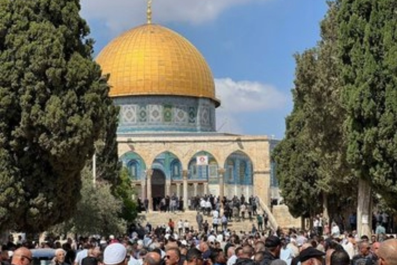 رغم قيود الاحتلال..عشرات الآلاف  يؤدون صلاة الجمعة في الأقصى المبارك
