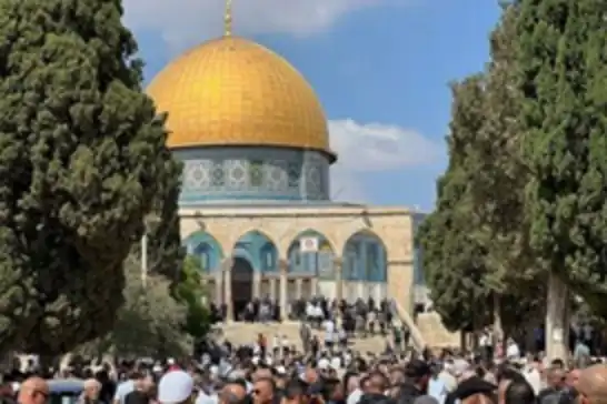 رغم قيود الاحتلال..عشرات الآلاف  يؤدون صلاة الجمعة في الأقصى المبارك