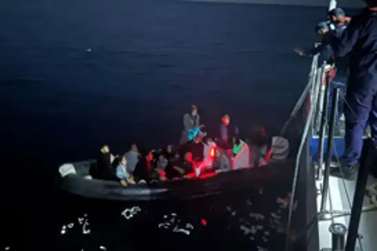 Çanakkale açıklarında 14 düzensiz göçmen kurtarıldı