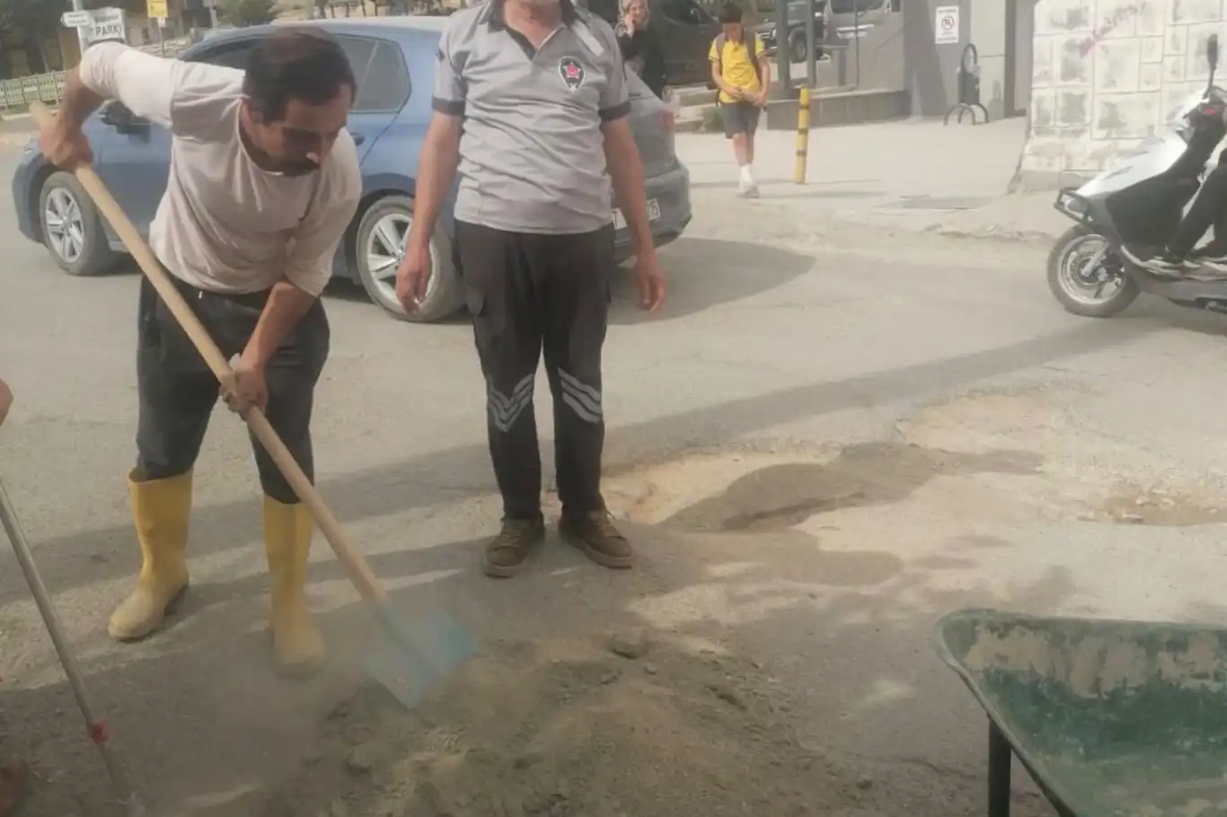 Mardin’de altyapı çalışmaları sonrası onarılmayan çukuru halk kendi imkanlarıyla kapattı