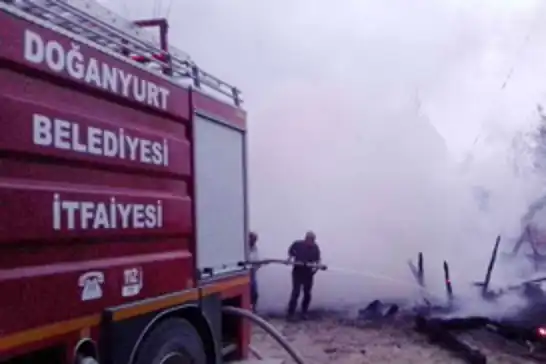 Kastamonu'da ahşap ev ve ahır alev aldı: Hayvanlar telef oldu