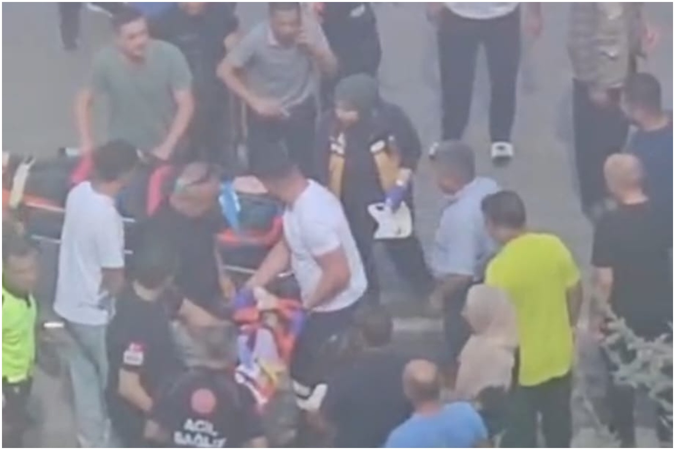 Otomobil trambüs direğine çarptı: 2'si çocuk 4 yaralı