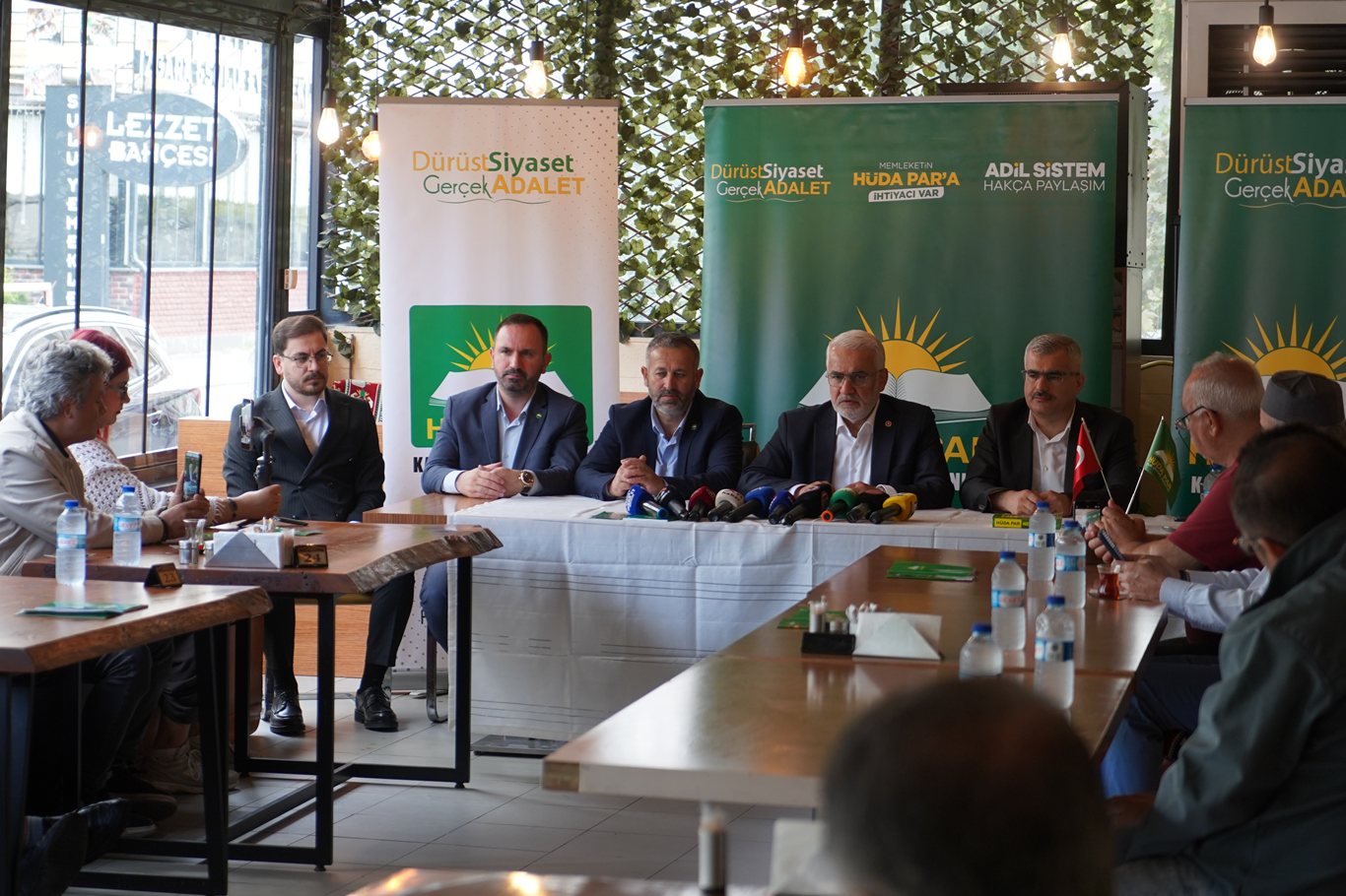 HÜDA PAR Genel Başkanı Zekeriya Yapıcıoğlu, Kayseri’de basın mensuplarıyla bir araya geldi.