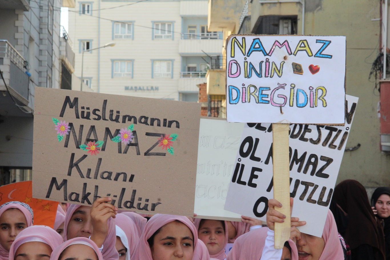 Batman'da "Hayat Namazla Güzeldir" programı binlerce çocuğun katılımıyla tamamlandı