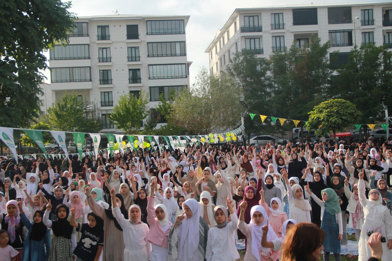 Bingöl'de "Hayat Namazla Güzeldir" temalı eğitim programı coşkulu bir final ile sona erdi