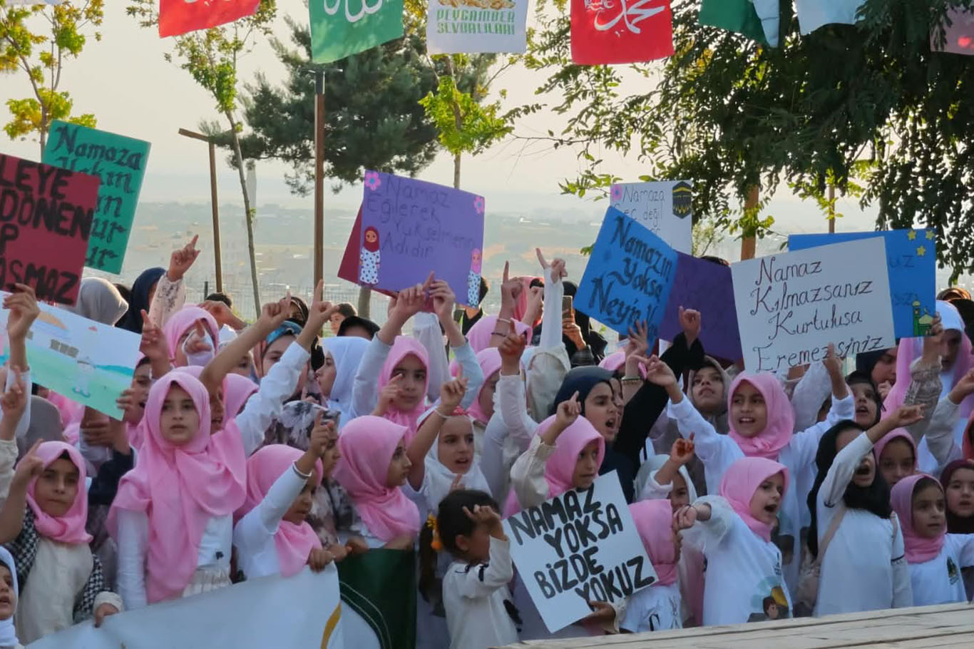 Şanlıurfa'da çocuklar "Hayat Namazla Güzeldir" etkinliğinde buluştu
