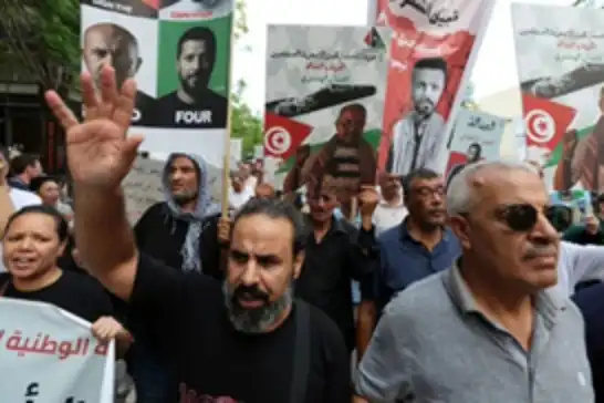 وسط إضراب عن الطعام..تونس تمدد توقيف نشطاء أسطول الصمود