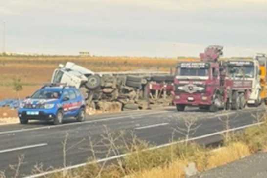 Şanlıurfa'da akü yüklü tır devrildi