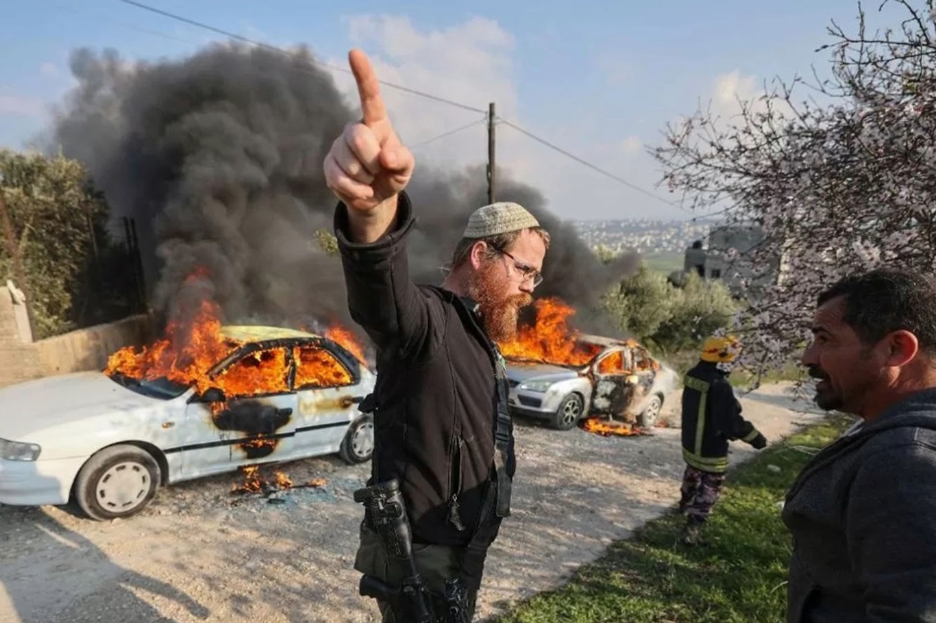 العصابات الصهيونية تحرق منزلين ومركبة للفلسطينيين في الضفة الغربية