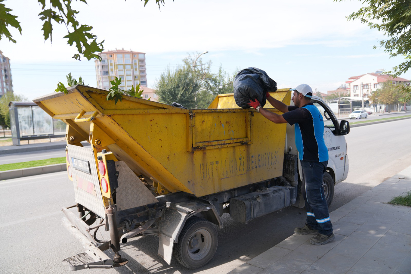 Malatya'da konteynerlerin kaldırıldığı alanlar temizleniyor