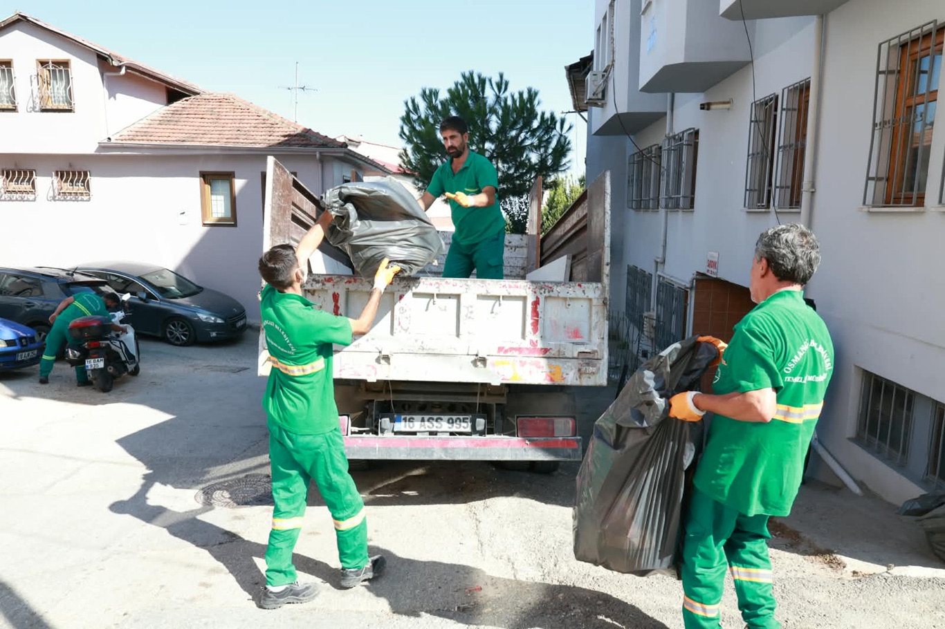 Bursa’da çöp evden 2 kamyon atık çıktı