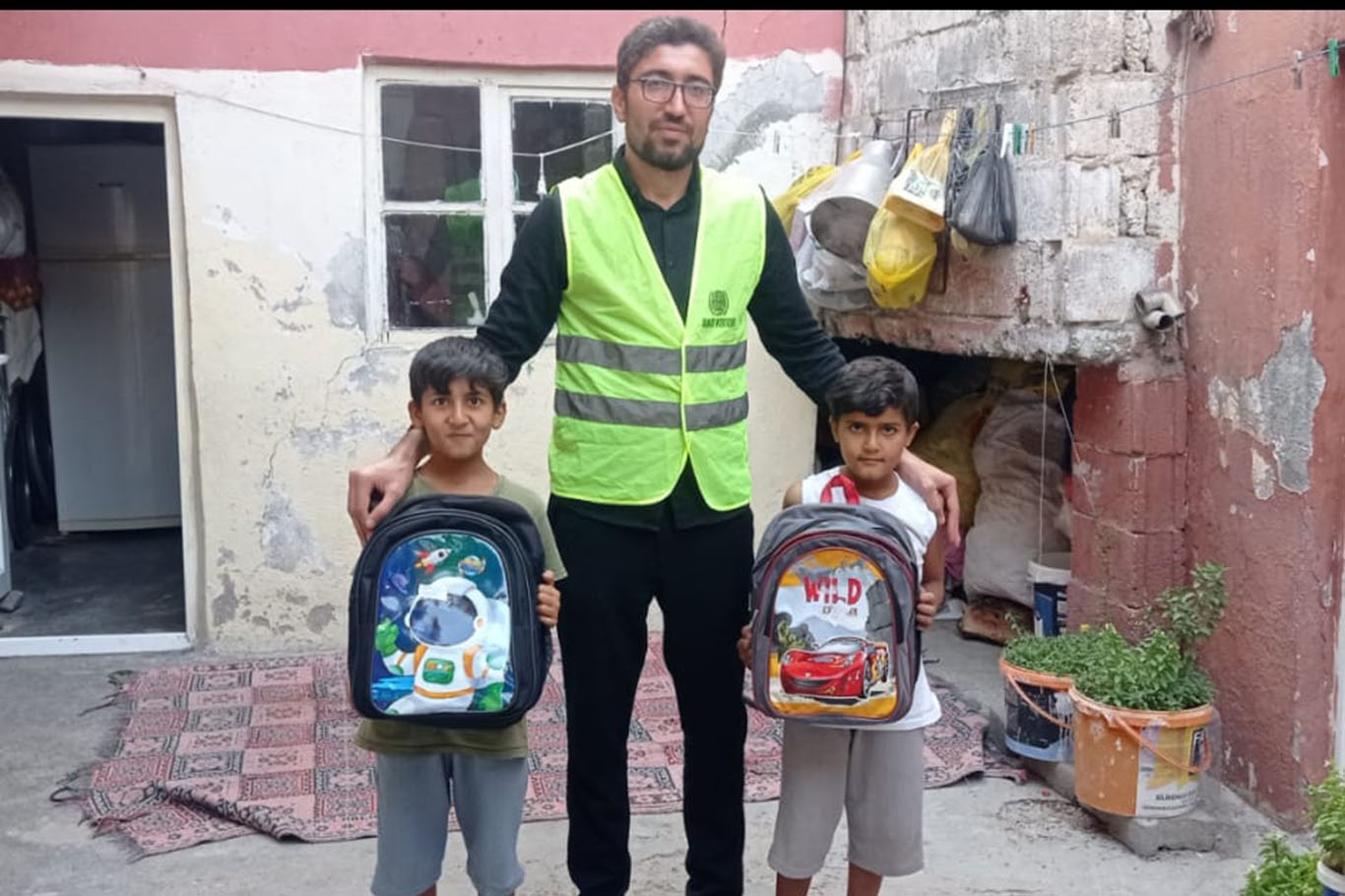 Şanlıurfa'da ihtiyaç sahibi öğrencilere kırtasiye ve çanta desteği