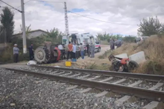 Malatya'da yük treni traktöre çarptı: 1 yaralı