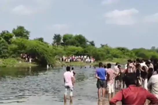 Hindistan'da nehirde ritüel yapan 5 kişi boğuldu