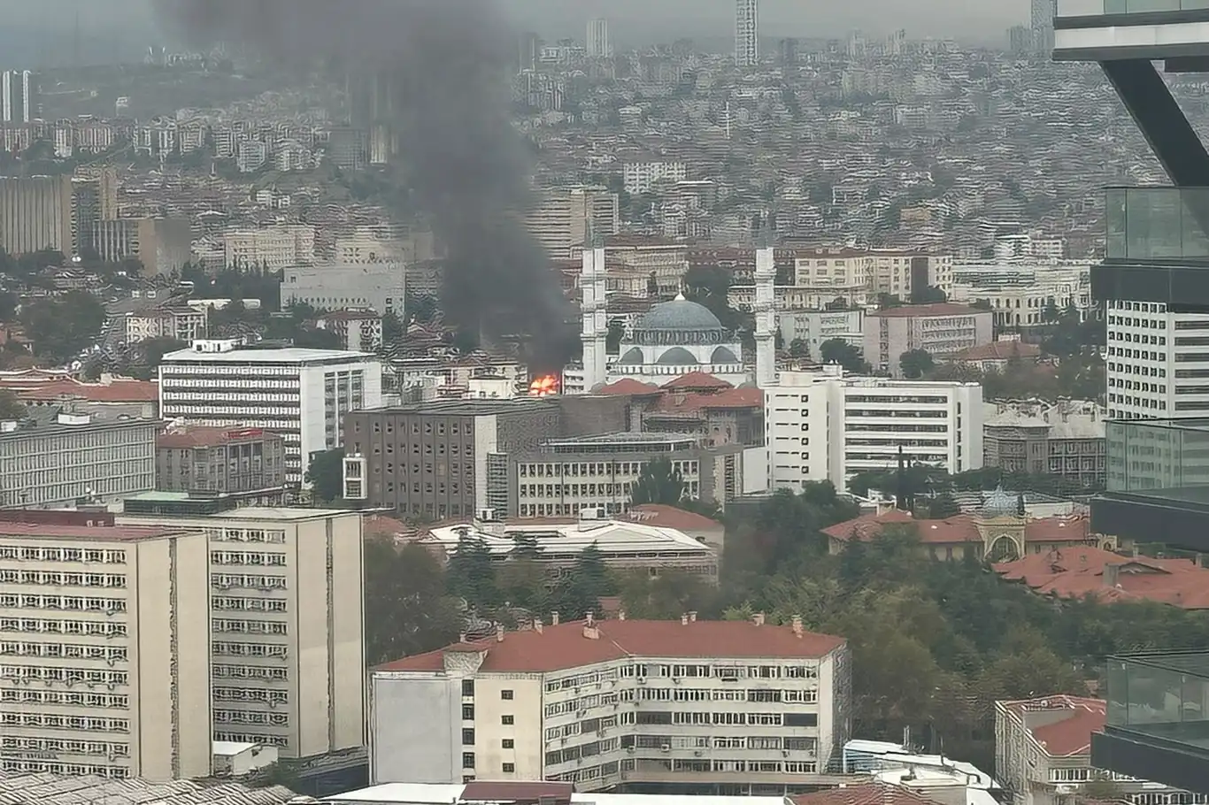 Ankara'da kentsel dönüşüm nedeniyle yıkılan dükkanda çıkan yangın metruk binaya sıçradı