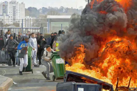 Fransa'da lise öğrencilerinden okul önlerinde protesto: 10 yaralı, 40 gözaltı