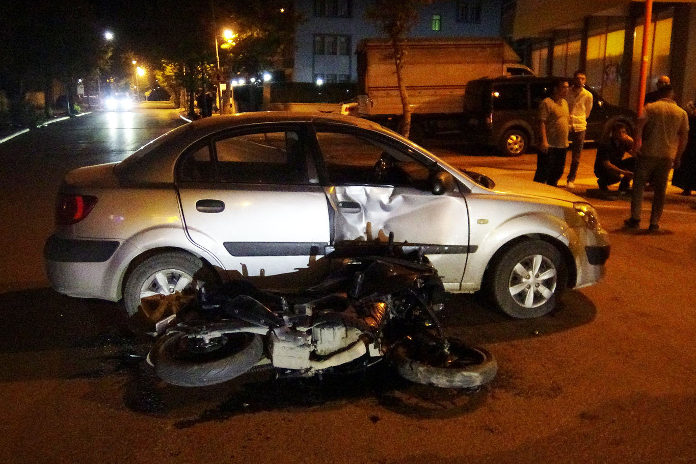 Li Meletîyê motorsîklet û wesayît li hev qelibîn: 2 birîndar