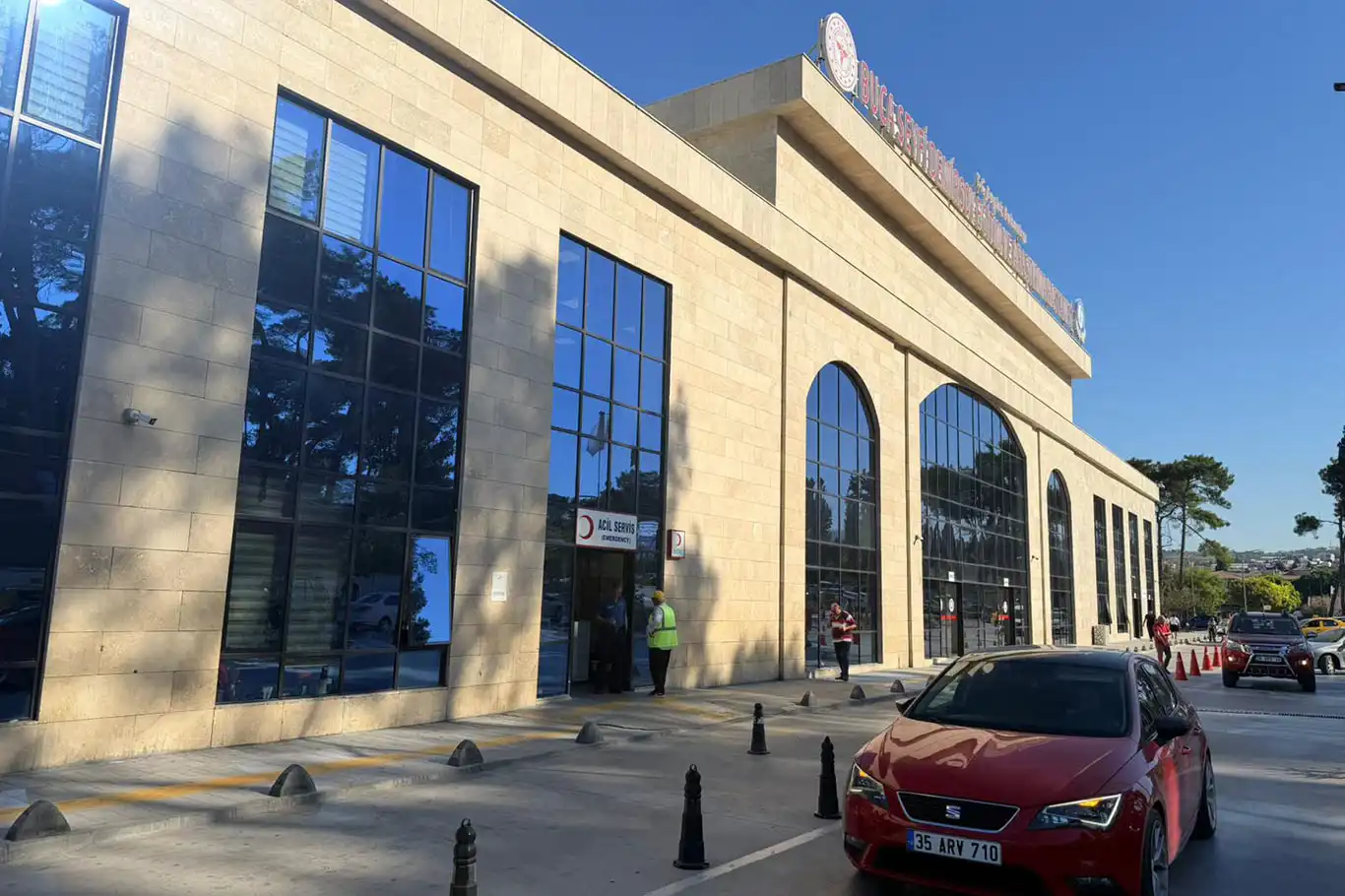 Buca Seyfi Demirsoy Hastanesi otoparkında düzensiz park tepkisi