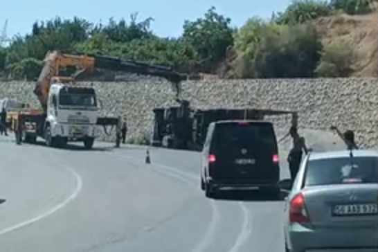 Kontrolden çıkan tır devrildi: Bir kişi ağır yaralandı