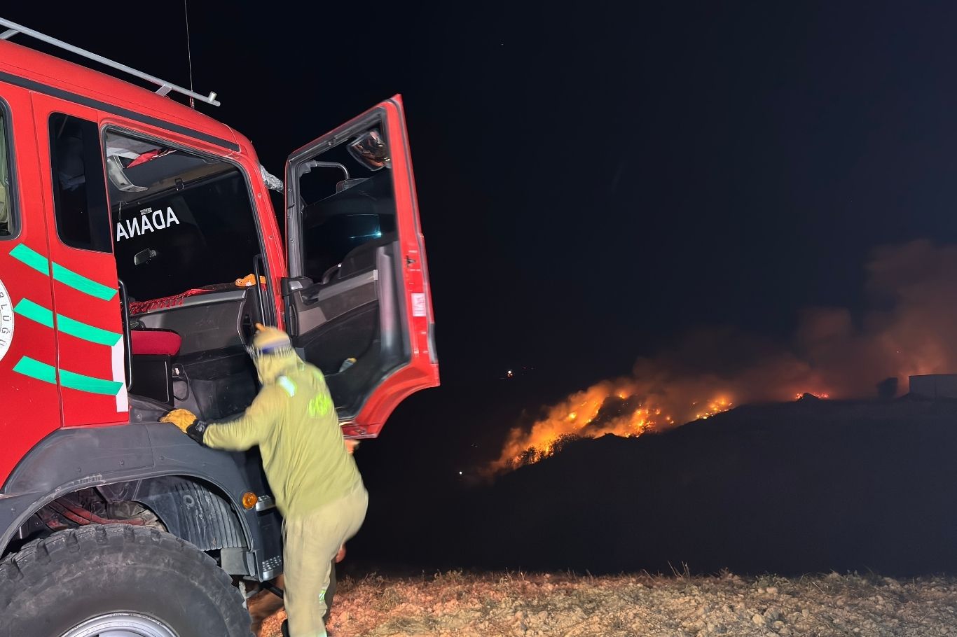 Adana'nın Çukurova ilçesinde çöp ve molozların bulunduğu alanda çıkan yangın, ekiplerin müdahalesiyle ağaçlık alana sıçramadan söndürüldü.