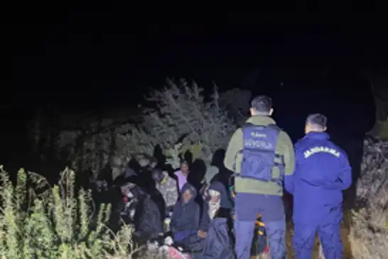 İzmir'de 25 düzensiz göçmen yakalandı