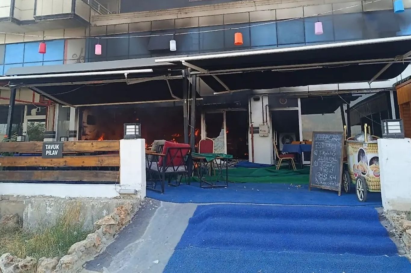 Siirt’te kafede yangın: İş yeri kullanılamaz hale geldi