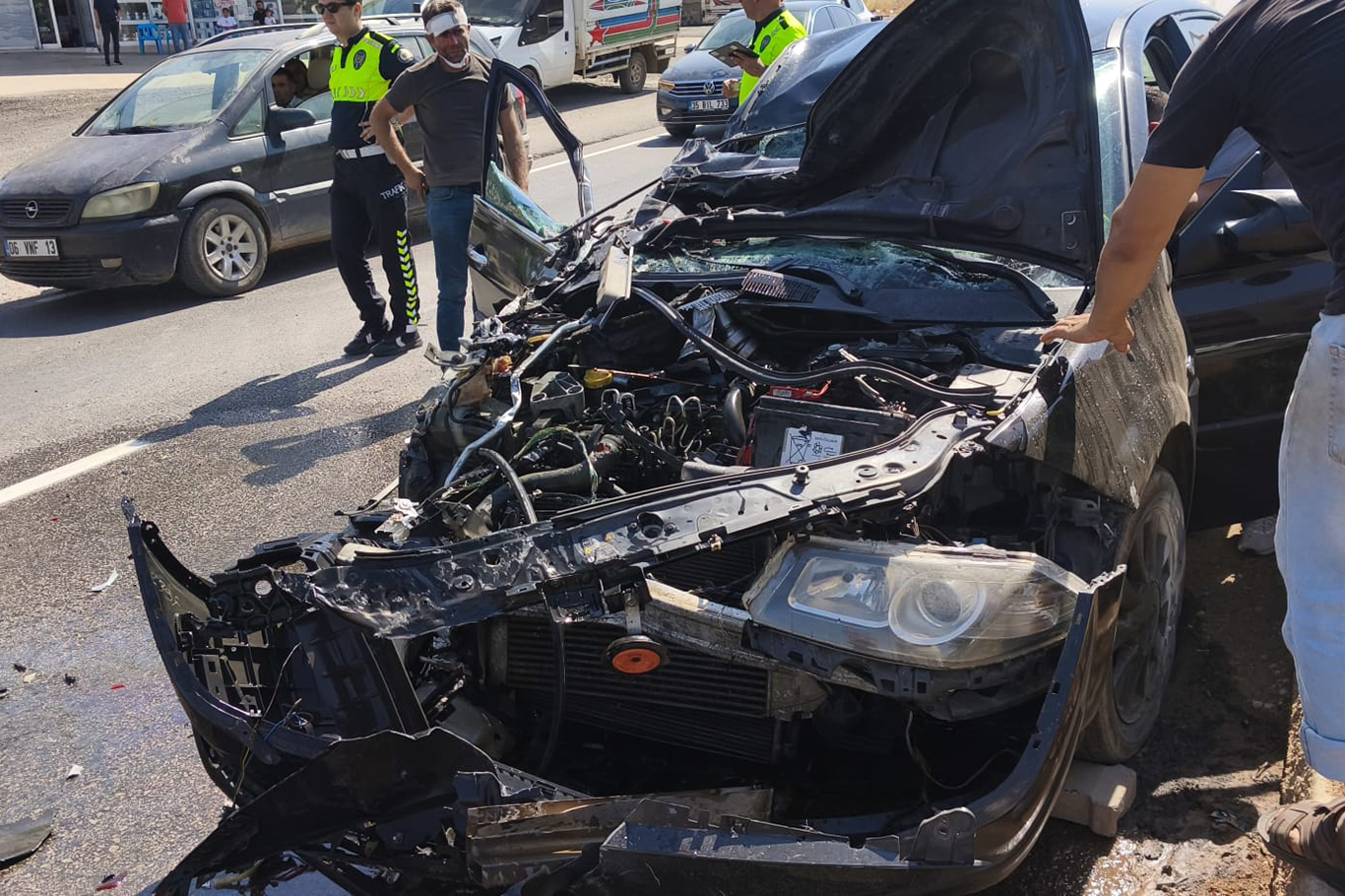 Diyarbakır'da otomobil sulama aracına çarptı: 1 yaralı