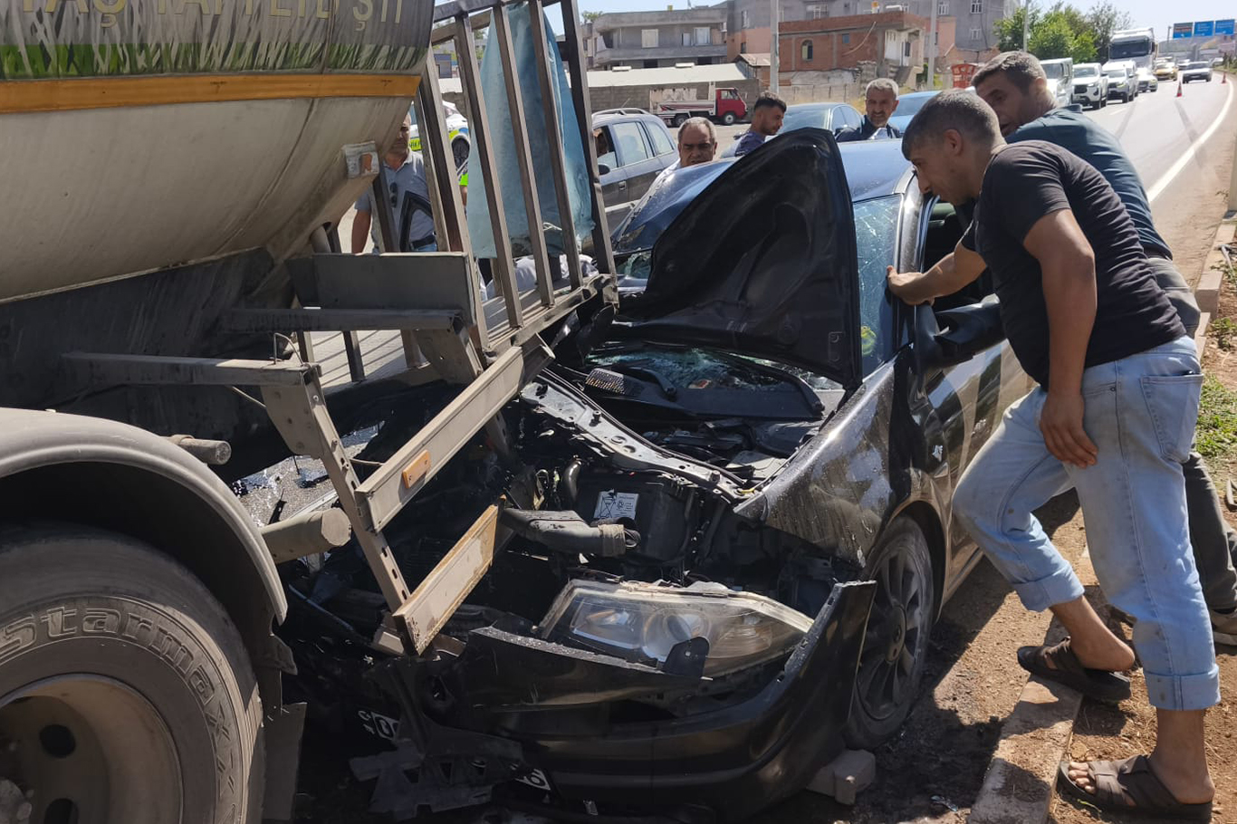Diyarbakır'da otomobil sulama aracına çarptı: 1 yaralı