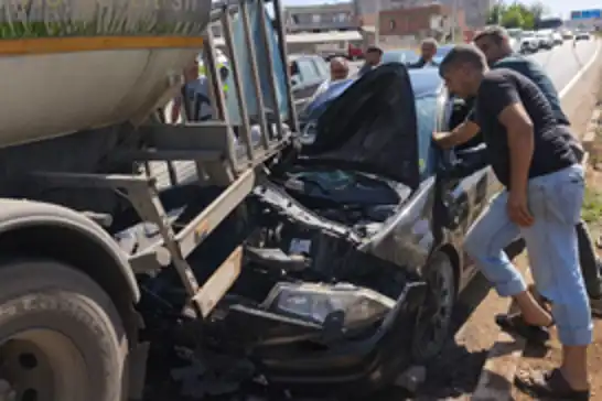 Diyarbakır'da otomobil sulama aracına çarptı: 1 yaralı