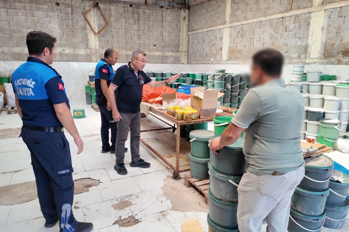 Mersin’de sağlıksız koşullarda üretilen 3 bin 500 kova turşuya el konuldu