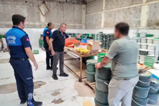 Mersin’de sağlıksız koşullarda üretilen 3 bin 500 kova turşuya el konuldu