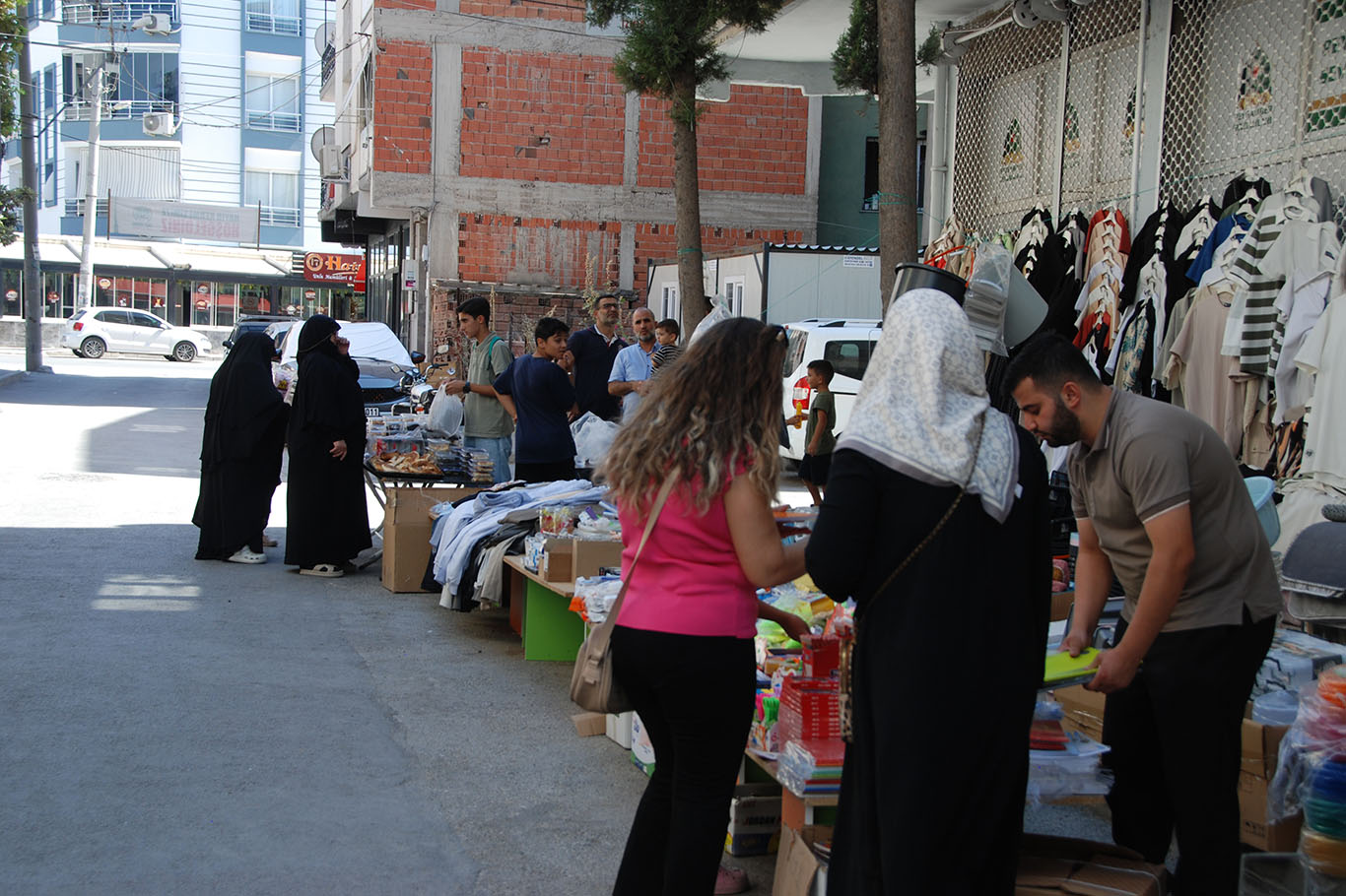 İzmir Umut Kervanı, ihtiyaç sahibi ve yetim aileler yararına kermes düzenledi