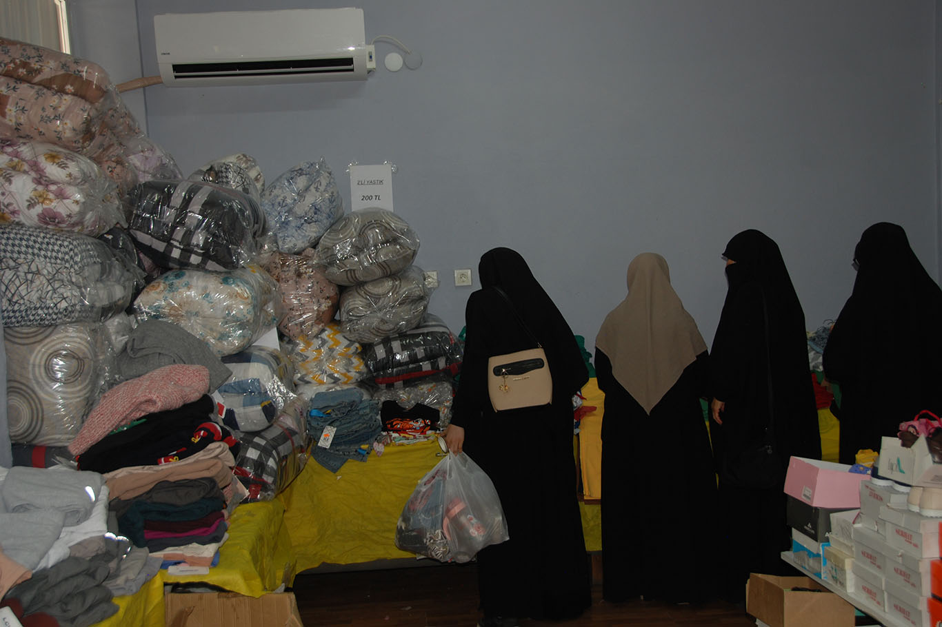 İzmir Umut Kervanı, ihtiyaç sahibi ve yetim aileler yararına kermes düzenledi